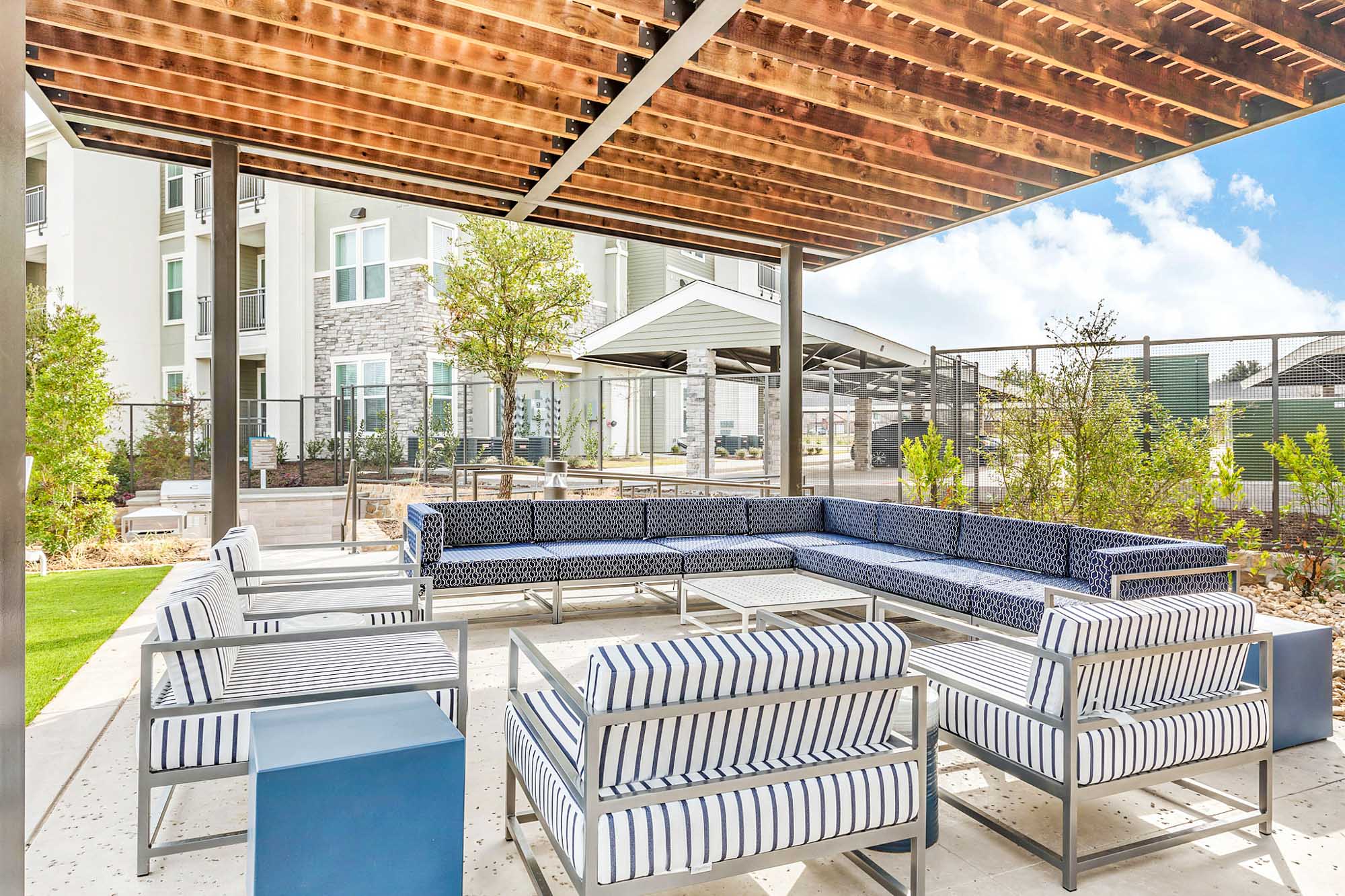 The outdoor terrace at Embree Hill apartments in Dallas, TX.