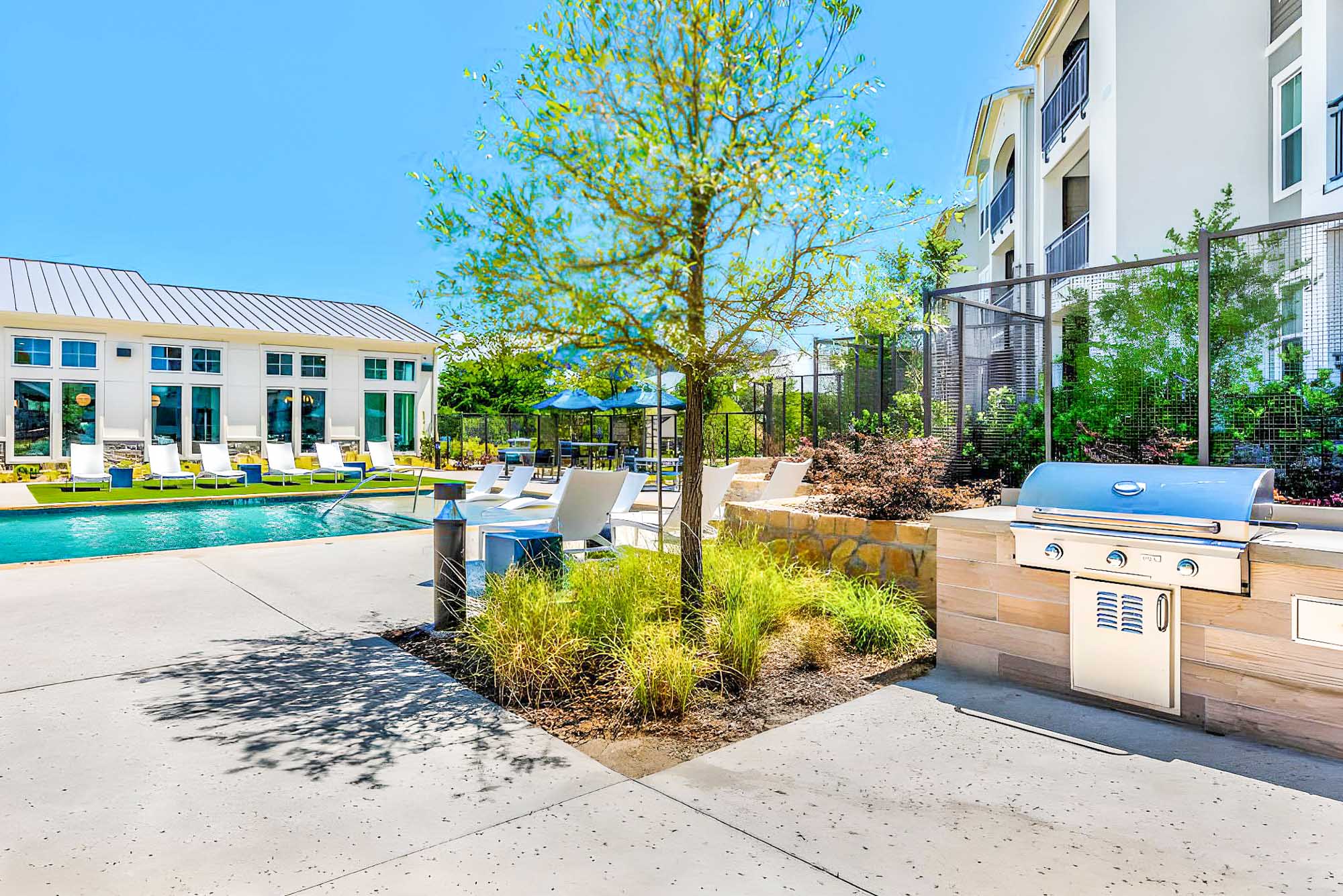 The outdoor grills at Embree Hill apartments in Dallas, TX.