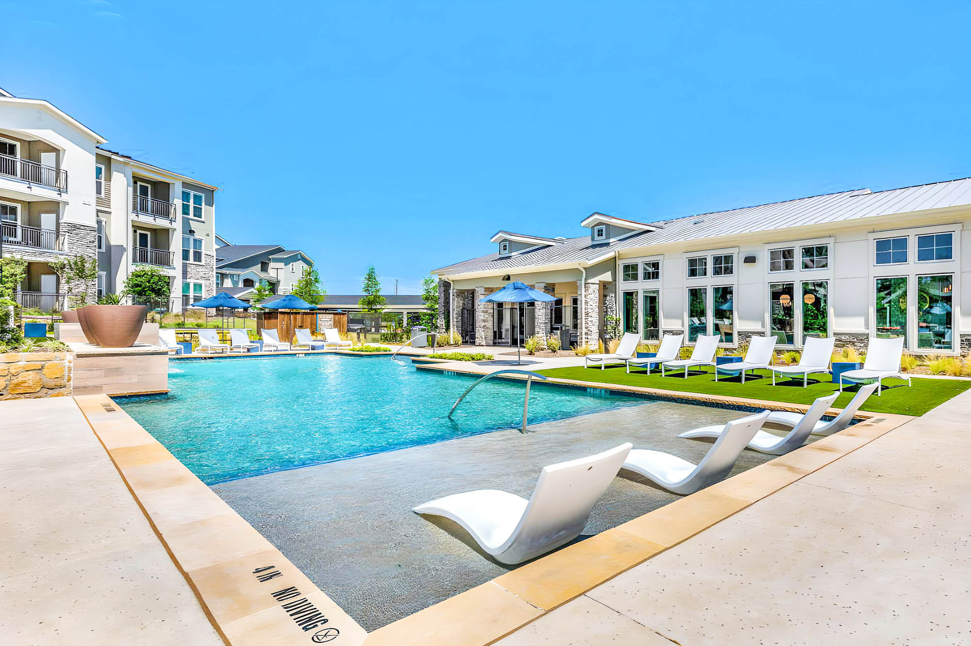 The pool at Embree Hill apartments in Dallas, TX.