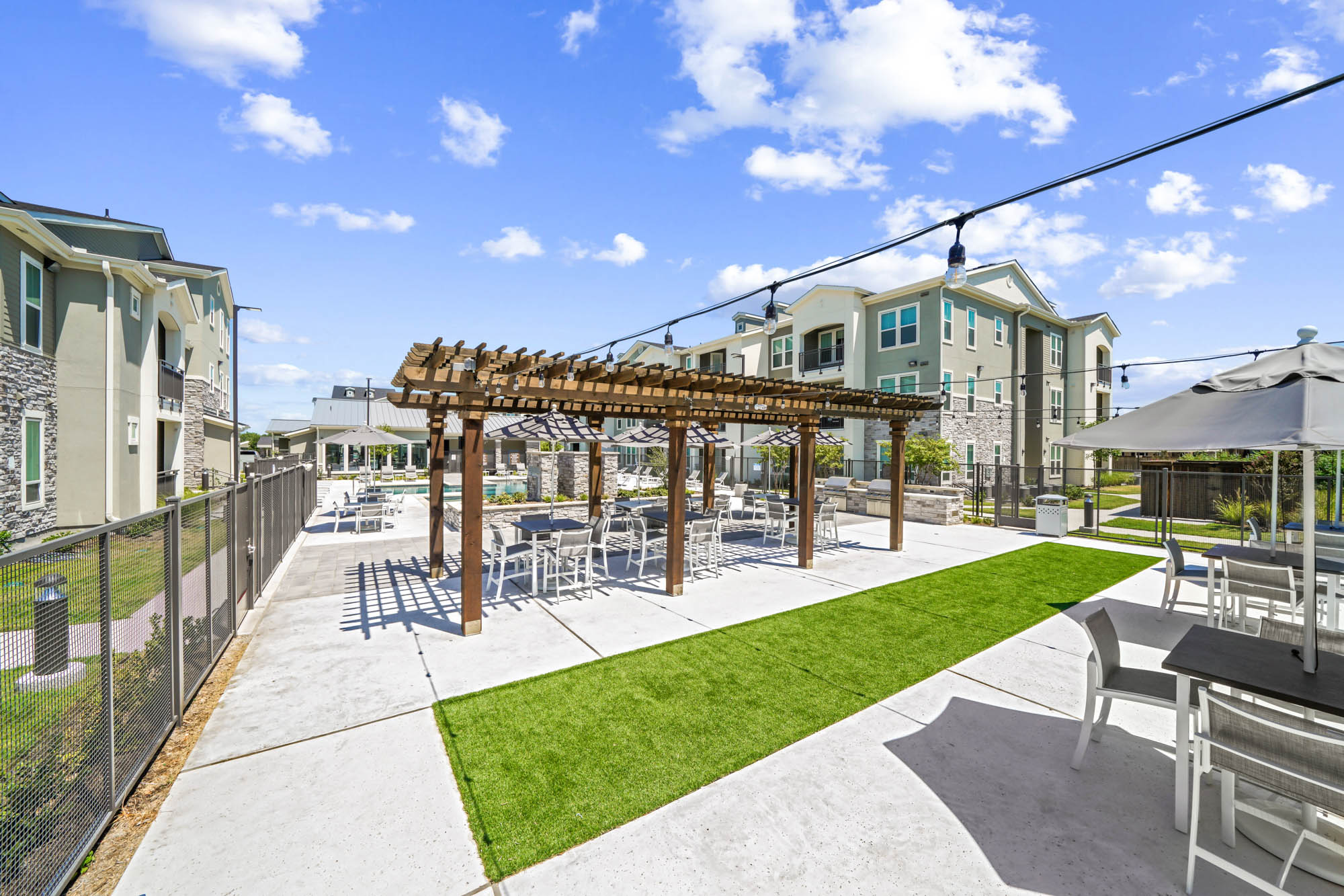 The outdoor terrace at Embree Hill apartments in Dallas, TX.