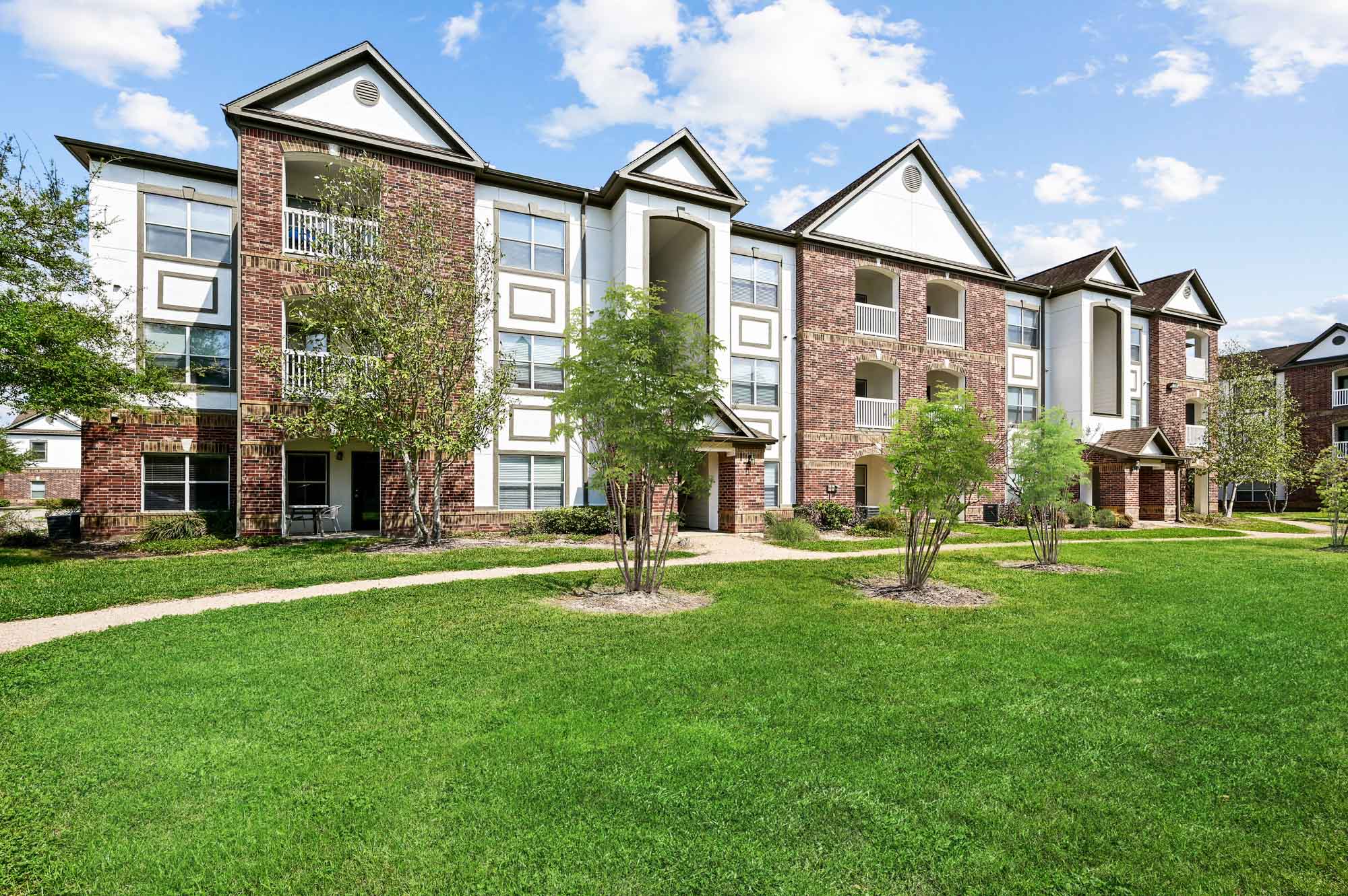 Residences at The Villas at Shadow Creek apartments in Houston, TX.