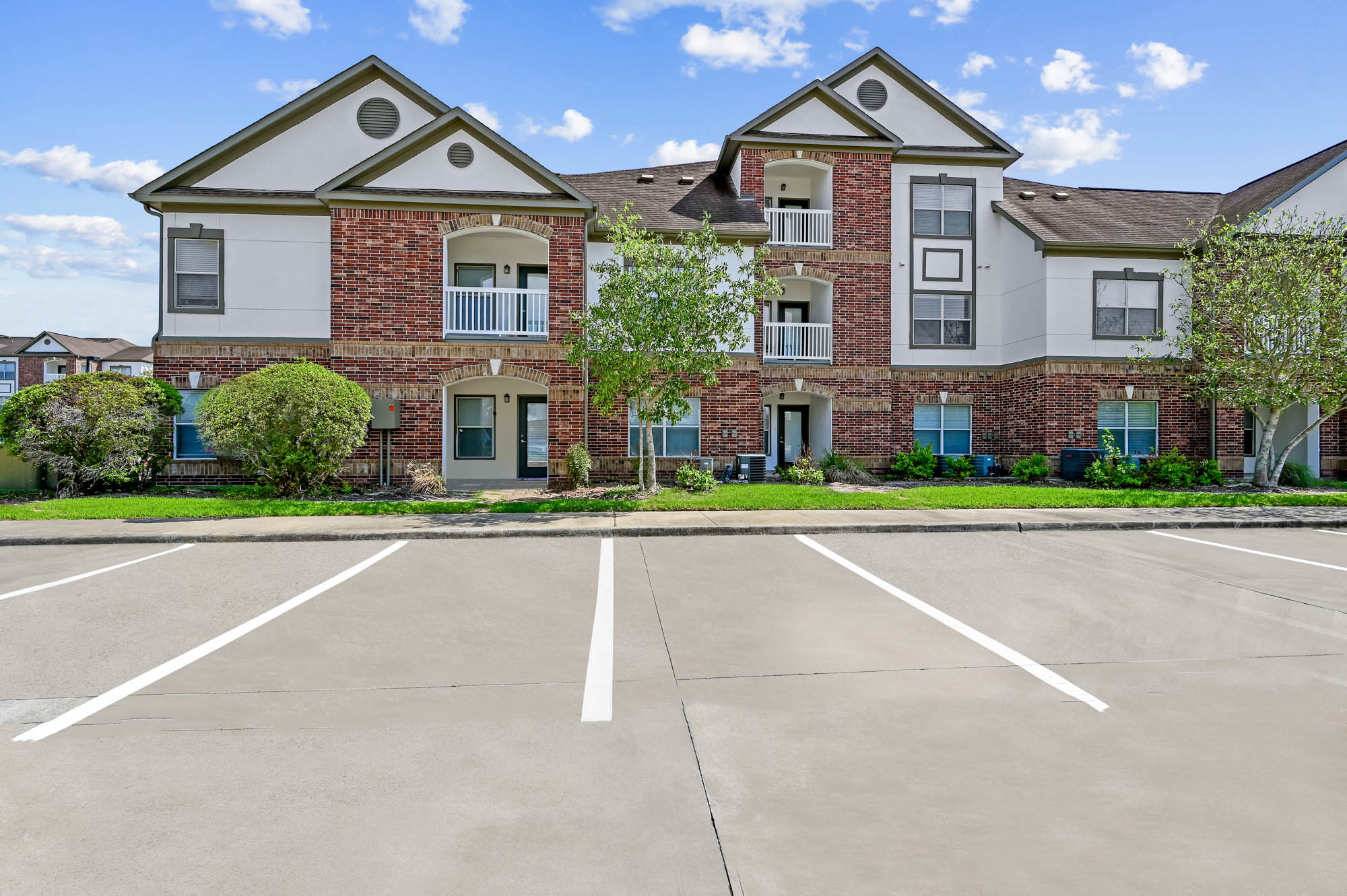 Residences at The Villas at Shadow Creek apartments in Houston, TX.